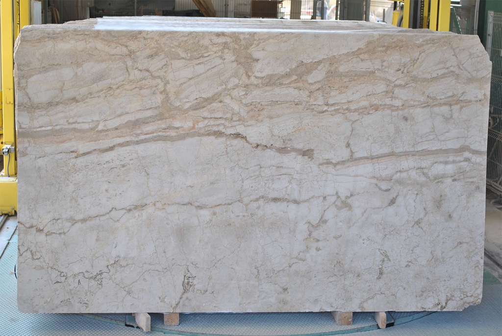 KARNIS BEIGE KALKSTEINSMARMOR SLAB  20MM DG HONED CA 0,9X3,1M